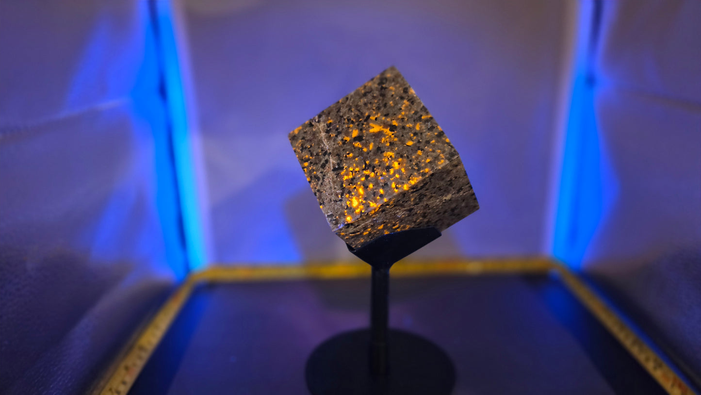 Yooperlite cube (stand included)